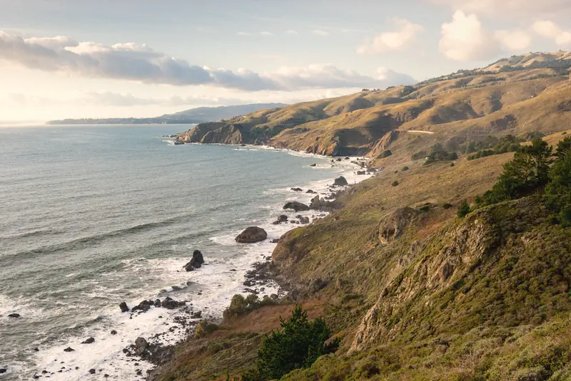 Photo of rugged hills meeting the Pacific seen from Muir Beach Overlook